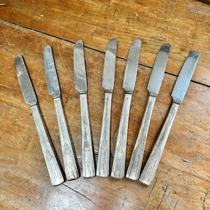 Vintage Monogrammed Stainless Dinner Knives Set of 7 | Silverplate Handles | Art Deco Flatware | Monogram W | Wm Rogers Mfg Co