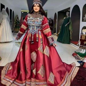 アフガニスタンの伝統的な赤い刺繍のシルクガウン | アフガニスタンのクチドレス | 手作りのクチのウェディングドレスとフェスティバルドレス | 民族の伝統衣装