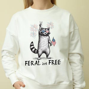 Vintage patriottische wasbeer ontwerp, Feral But Free, USA vlag Svg & Png voor sublimatie, 4 juli, shirt grappig wasbeer, Feral PNG Merica