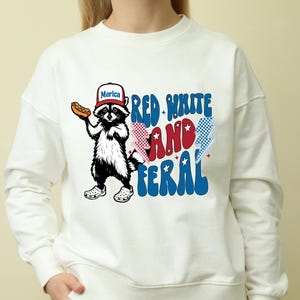 Mapache rojo, blanco y salvaje (PNG), camiseta divertida de mapache, descarga digital del 4 de julio, mapache salvaje (PNG), mapache (PNG), América (PNG), camiseta divertida de EE. UU.
