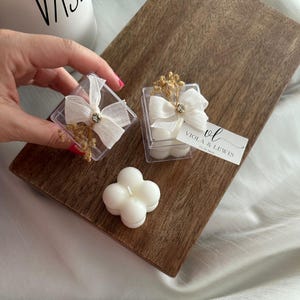 Candela bomboniera personalizzata con fiocco per matrimonio - Elegante regalo per gli ospiti con scatola e fiori secchi per addio al nubilato o matrimoni rustici