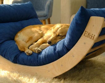 Mecedora de madera con cojín: sillón multifuncional para relajarse y meditar.