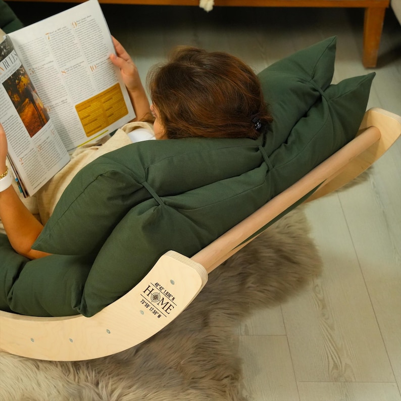 Mecedora de madera personalizada: sillón de lectura relajante con cojín para un hogar moderno. imagen 6