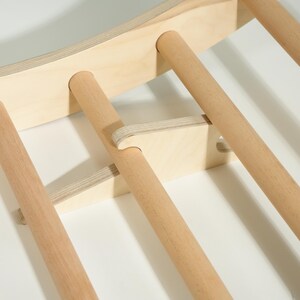 Mecedora de madera personalizada: sillón de lectura relajante con cojín para un hogar moderno. imagen 8