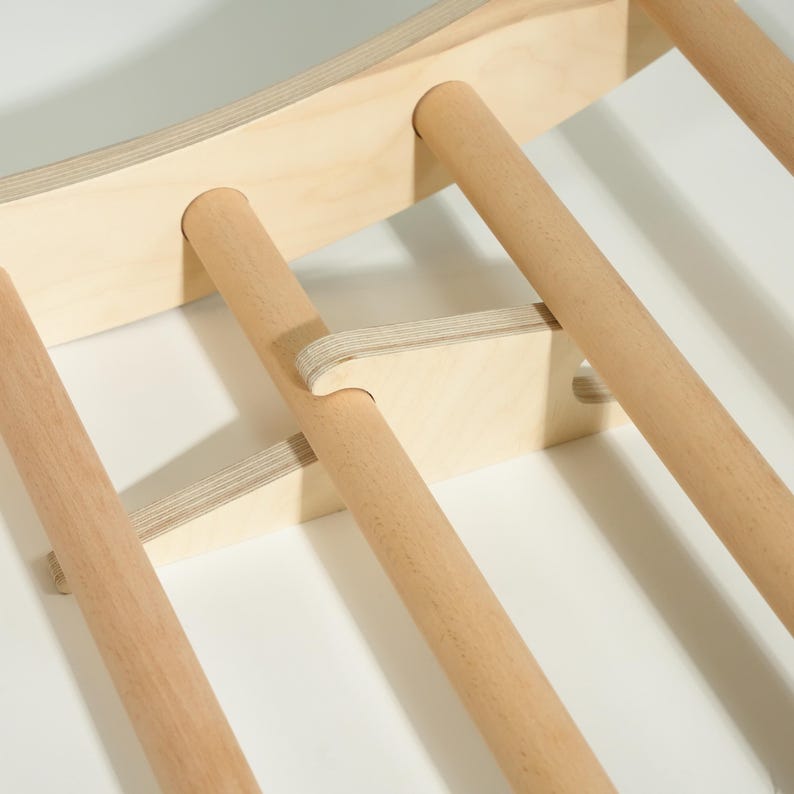 Mecedora de madera personalizada: sillón de lectura relajante con cojín para un hogar moderno. imagen 8