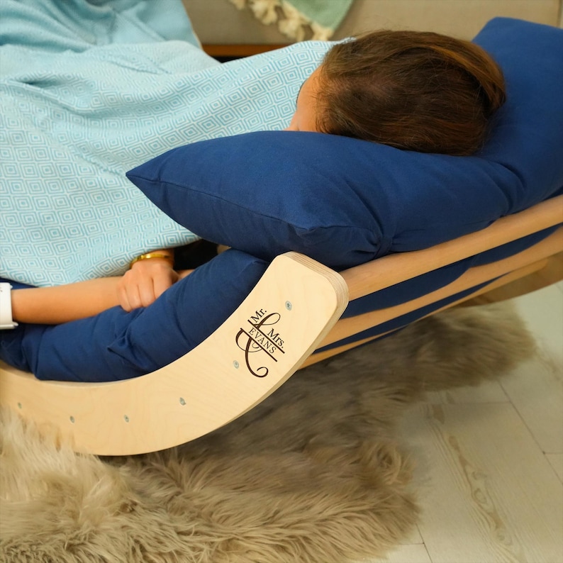 Mecedora de madera personalizada: sillón de lectura relajante con cojín para un hogar moderno. imagen 7