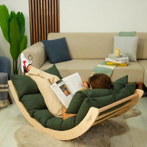 Mecedora de madera personalizada: sillón de lectura relajante con cojín para un hogar moderno. imagen 5