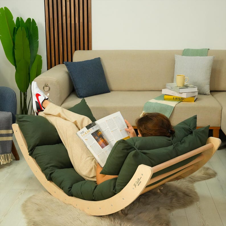 Mecedora de madera personalizada: sillón de lectura relajante con cojín para un hogar moderno. imagen 5