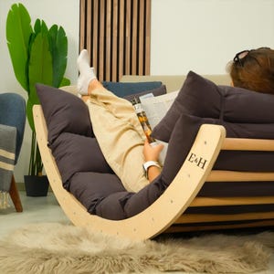 Mecedora de madera personalizada: sillón de lectura relajante con cojín para un hogar moderno. imagen 1