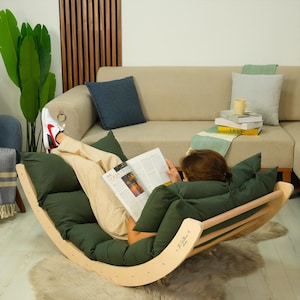 Poltrona in legno con cuscino resistente all'acqua: arredamento personalizzato per il relax all'aperto