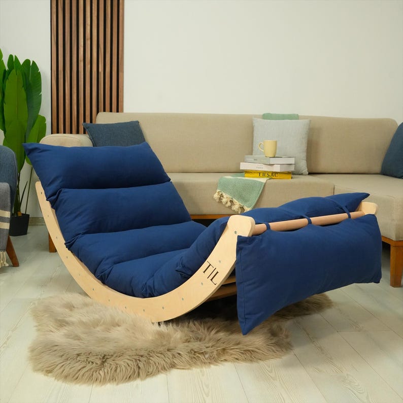 Mecedora de madera personalizada: sillón de lectura relajante con cojín para un hogar moderno. imagen 3