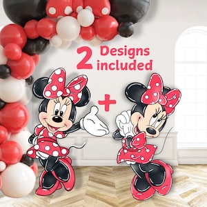 Peut inclure: Deux découpes du personnage Minnie Mouse portant des robes et des nœuds rouges à pois blancs, avec des oreilles noires et des gants blancs. Le texte 2 Designs included est affiché en rouge au-dessus d'un signe plus rose entre les deux personnages.