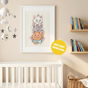 Puede incluir: Una lámina de arte mural enmarcada que muestra una pila vertical de tres gatitos de dibujos animados en blanco, gris y naranja, con un lazo azul claro en el gatito inferior. La lámina incluye una insignia circular amarilla con el texto INSTANT DOWLOAD.
