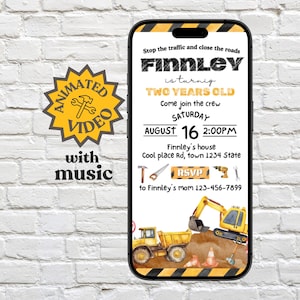 Può includere: Invito digitale su schermo di smartphone per una festa di compleanno a tema costruzioni. L'invito include il nome "Finnley", l'età "Due anni", la data, l'ora e le informazioni RSVP. Il design presenta veicoli da costruzione.