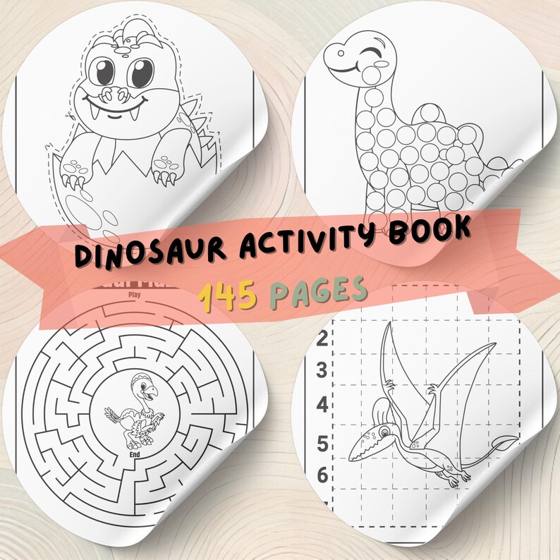 Może przedstawiać: Książka z aktywnościami dla dzieci o dinozaurach, licząca 145 stron. Okładka zawiera cztery okrągłe ilustracje z dinozaurami, w tym małego dinozaura wykluwającego się z jaja, dinozaura połącz kropki, labirynt i pterodaktyla. Tytuł jest czarny, a liczba stron ż&oacute;łta.