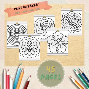 Pu&ograve; includere: Una collezione di cinque pagine da colorare in bianco e nero con vari disegni floreali e geometrici, appuntate su uno sfondo marrone chiaro. Il testo "PRINT ON 8.5x8.5" e "45 PAGES" sono visibili, insieme a matite colorate.