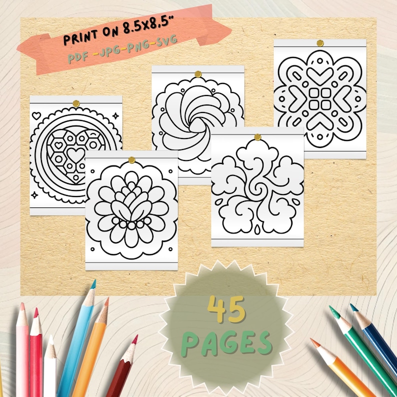 Pu&ograve; includere: Una collezione di cinque pagine da colorare in bianco e nero con vari disegni floreali e geometrici, appuntate su uno sfondo marrone chiaro. Il testo "PRINT ON 8.5x8.5" e "45 PAGES" sono visibili, insieme a matite colorate.