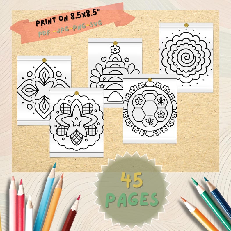 Pu&ograve; includere: Cinque pagine da colorare in bianco e nero con disegni floreali e geometrici, presentate su uno sfondo beige. Il testo "PRINT ON 8.5x8.5" &egrave; visibile. L'immagine include anche il testo "45 PAGES" e diverse matite colorate.