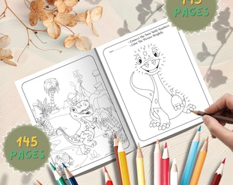 Op de afbeelding: Een open kleurboek met dinosaurus thema met 145 pagina's, met verbind-de-stippen en kleuractiviteiten. Een hand houdt een bruin potlood vast en een set kleurpotloden is rond het boek gerangschikt.