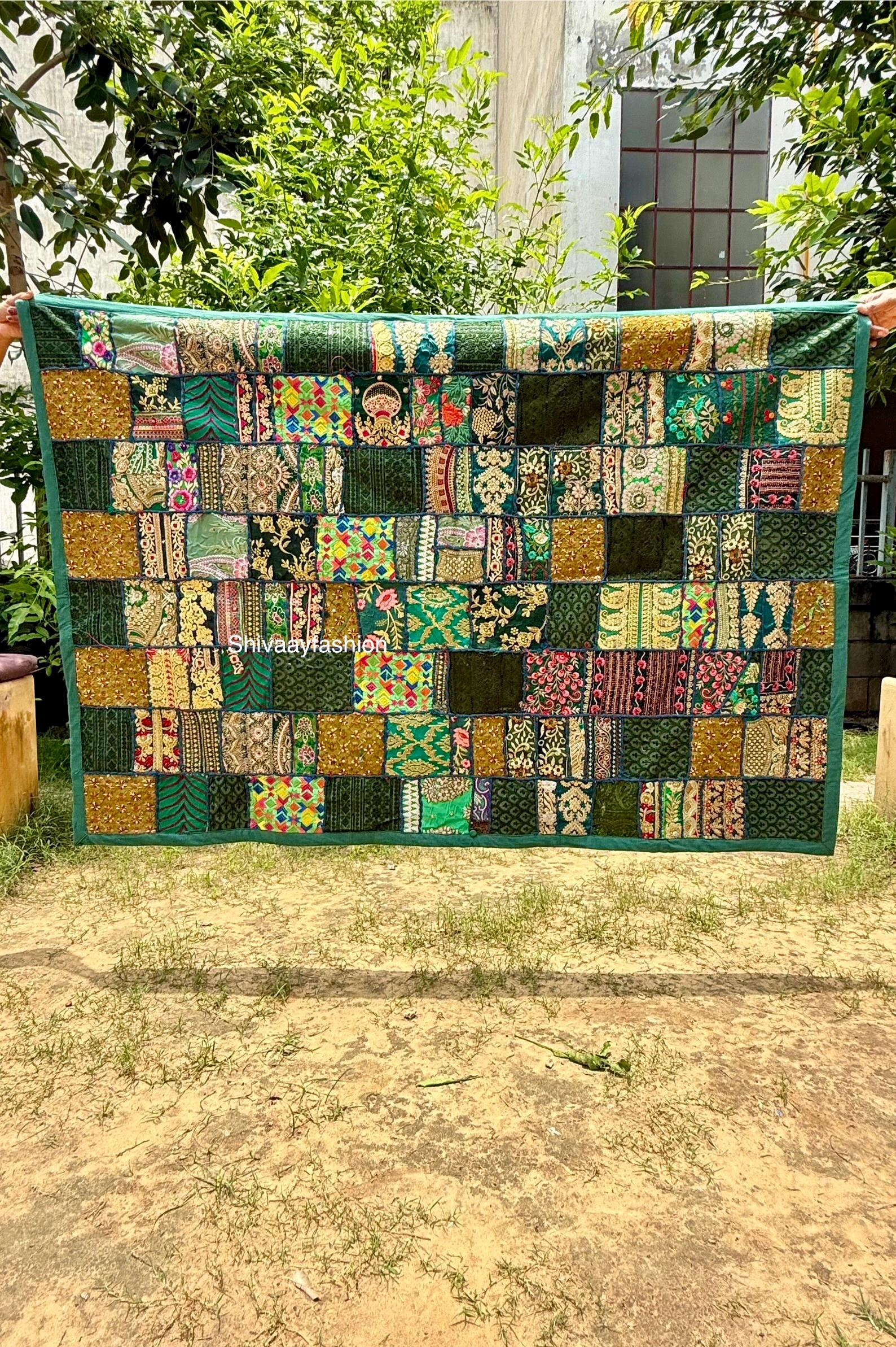 手刺繍の壁掛けヴィンテージインドサリーパッチワーク壁装飾