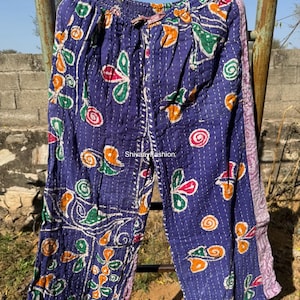 Può includere: Una tazza di ceramica bianca con manico nero e la scritta "But First, Coffee" in nero, con un carattere a mano. La tazza è su una superficie bianca.