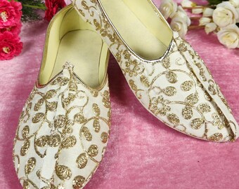 White Wedding Mojari Shoes for Men: Indian Groom Sherwani Jutti