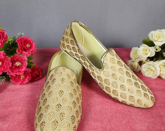 Beige Wedding Mojari Shoes for Men: Indian Groom Sherwani Jutti