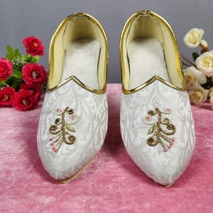 White Wedding Mojari Shoes for Men: Indian Groom Sherwani Jutti