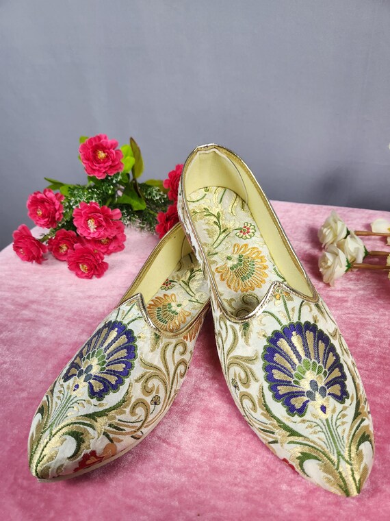White Wedding Mojari Shoes for Men: Indian Groom Sherwani Jutti
