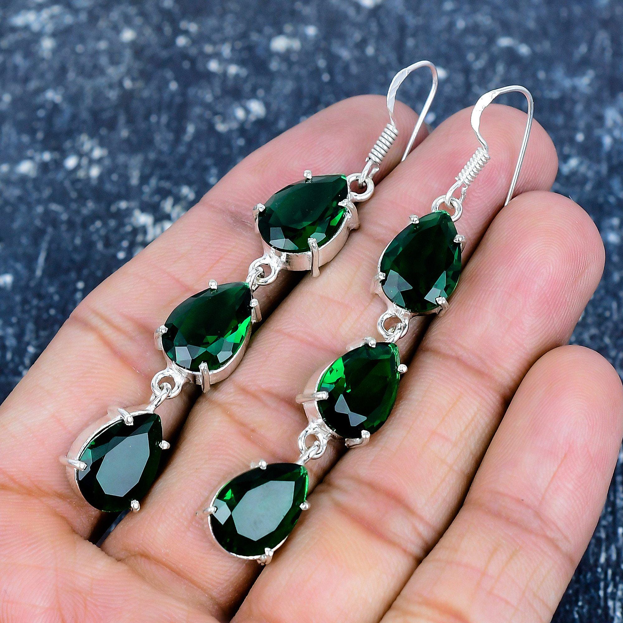 グリーンエメラルドの宝石ハンドメイド、ティアドロップ型のダングル 