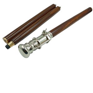Pu&ograve; includere: Un bastone da passeggio in legno smontato con finitura marrone scuro. Il bastone presenta un'impugnatura in metallo color argento e una punta color ottone. Il bastone &egrave; progettato per essere pieghevole per riporlo e trasportarlo facilmente.