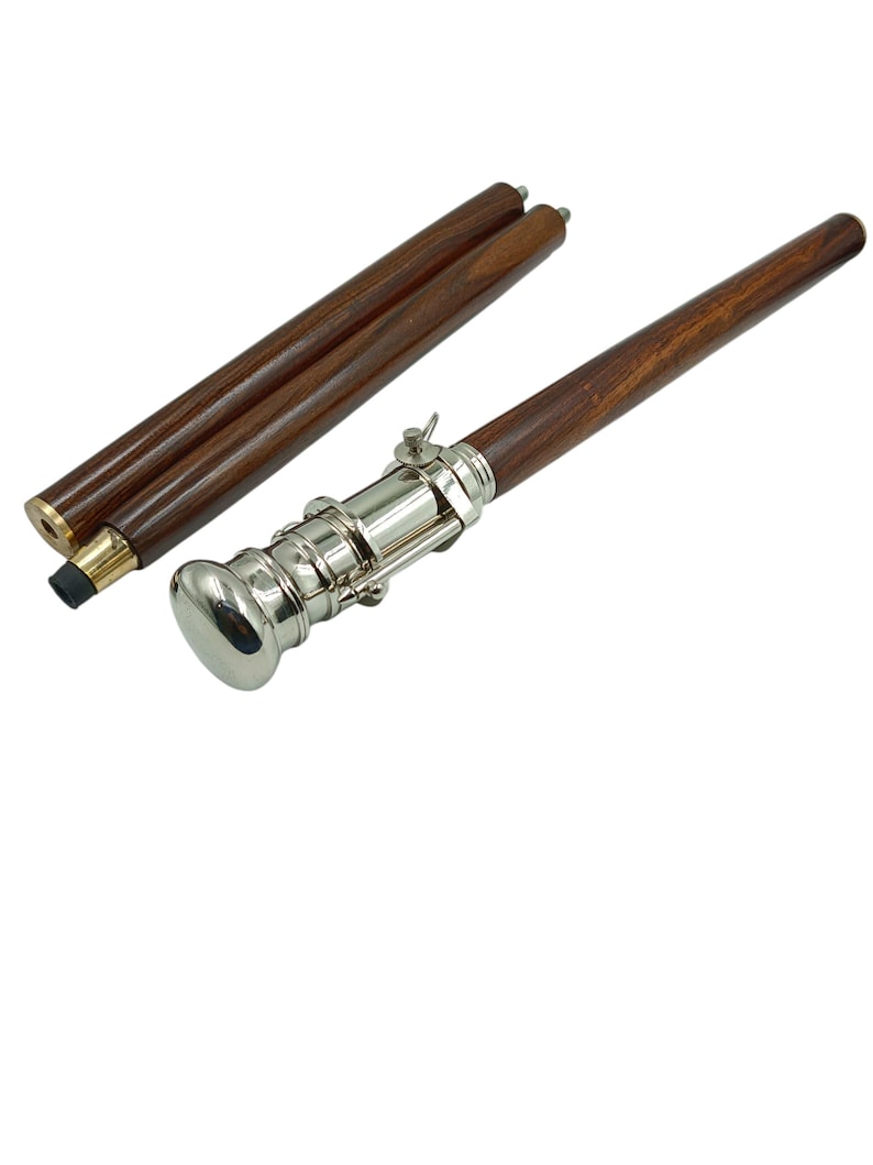 Pu&ograve; includere: Un bastone da passeggio in legno smontato con finitura marrone scuro. Il bastone presenta un'impugnatura in metallo color argento e una punta color ottone. Il bastone &egrave; progettato per essere pieghevole per riporlo e trasportarlo facilmente.