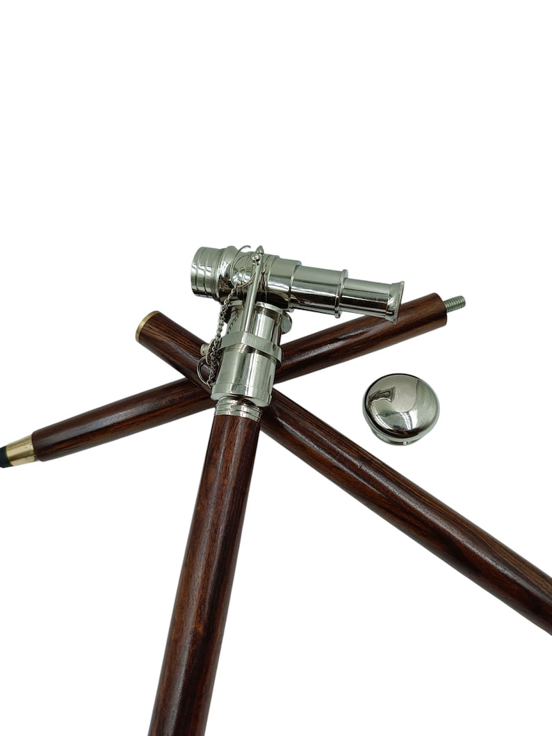 Pu&ograve; includere: Bastone da passeggio in stile vintage con un'asta in legno marrone scuro e un'impugnatura argentata a forma di telescopio. Il bastone ha un tappo argentato rimovibile e una punta nera. Progettato per supporto e stile.