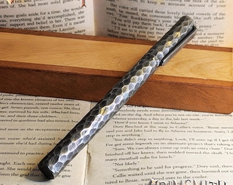 Stylo martelé exclusif fabriqué à la main en acier damas avec capuchon - Cadeau de luxe personnalisé pour le marié pour homme, cadeau de remise des diplômes gravé avec recharge et boîte