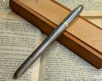 Stylo bille fin en acier damas avec incrustation en laiton sculpté | Accessoire d'écriture viking pour homme - Cadeau d'anniversaire de luxe avec stylo en métal pour lui ou son père