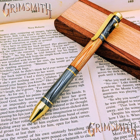 Exclusive Damascus Steel Bolt Action Ballpoint Pen – Whiskey Barrel Wood – Hand Forged Brass Nib & Pocket Clip, Luxury W