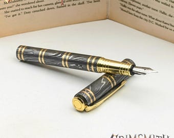 高級ダマスカス鋼万年筆、真鍮インレイ付き – ハンドメイドエグゼクティブペン | 男性へのコレクター向けギフト | カスタム彫刻入り木箱入り