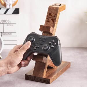 カスタム木製ヘッドフォンホルダー、パーソナライズされたコントローラースタンド、刻印入りゲーミングコントローラーとヘッドセットスタンド、ゲーマーへのクリスマスギフト 画像 5