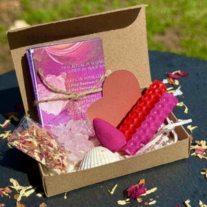 Anziehende Liebe Zauber Kit | Hexen Kit | Liebe Beginner Ritual Kit | Bienenwachskerzen, Muschel, Rosenquarz, Trockenblumen | Hexenkästchen