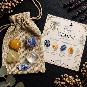 K&ouml;nnte beinhalten: Ein beigefarbener Jutebeutel mit Kordelzug enth&auml;lt f&uuml;nf polierte Edelsteine, begleitet von einer quadratischen Infokarte mit der Aufschrift White Witch Store Gemini, May 21-June 20, die Sodalith, Citrin, Kyanit, gelben Achat und Bergkristall auflistet.