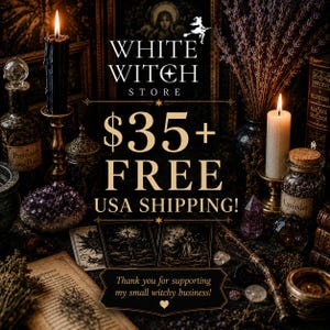 Op de afbeelding: Een verzameling mystieke voorwerpen, waaronder een zwarte kaars, een witte kaars, een glazen fles met het label Protection, een glazen fles met het label Lavender, een amethistcluster, tarotkaarten en een open boek met de tekst White Witch Store.