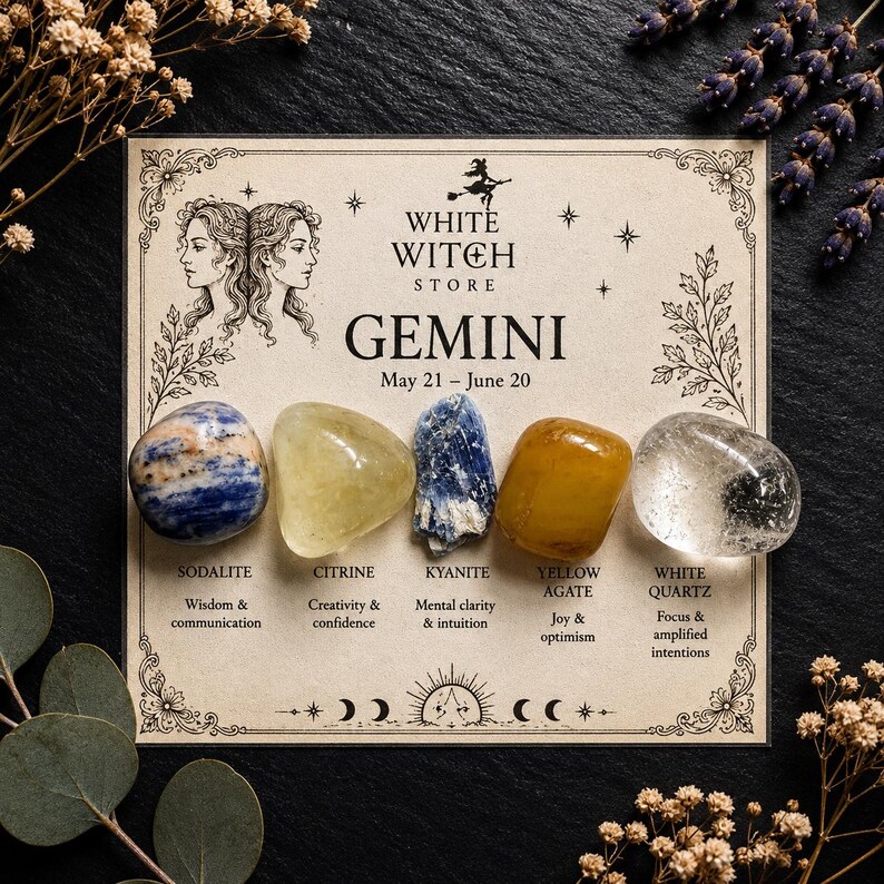 K&ouml;nnte beinhalten: Eine Sternzeichen-Infokarte f&uuml;r Zwillinge mit dem White Witch Store Logo, Daten und f&uuml;nf polierten Edelsteinen: blau-wei&szlig;er Sodalith, blassgelber Citrin, blauer Kyanit, goldgelber Achat und klarer wei&szlig;er Quarz, jeweils mit Namen und Eigenschaften beschriftet.