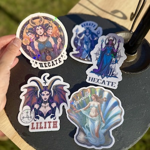 Grand autocollant holographique en vinyle | Stickers déesse : Lilith, Hécate, Aphrodite | autocollant de sorcière | Cadeau sorcière | Imperméable, excellente qualité