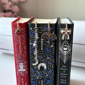 Gepersonaliseerde boekenlegger met bedeltje, minimalistisch leesaccessoire, metalen boekenlegger, cadeau voor boekenliefhebbers