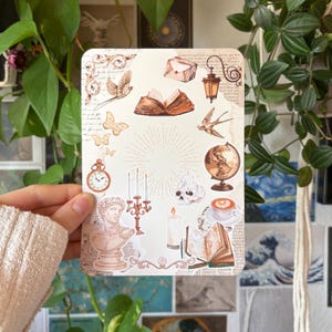 Puede incluir: Una tarjeta rectangular que presenta un collage de ilustraciones de estilo vintage que incluye un libro abierto, un globo terráqueo, un reloj de bolsillo, un busto clásico, un candelabro, una calavera, una taza de café, mariposas, pájaros, un farol y un sobre.