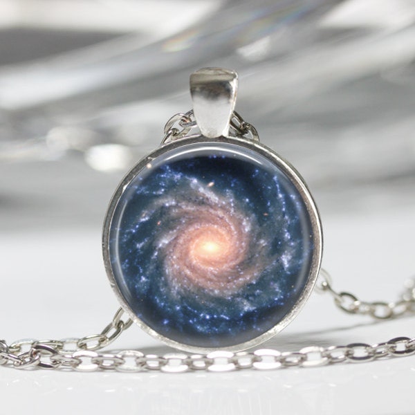 Collier galaxie spirale espace voie lactée astronomie nébuleuse art pendentif en bronze ou argent avec chaîne incluse