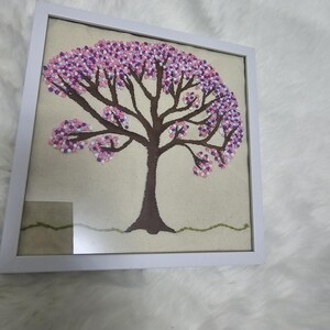 Tambour brodé initiale fleurs prénom bébé enfant cadeau naissance broderie personnalisé anniversaire personnage dessin animé verset coran
