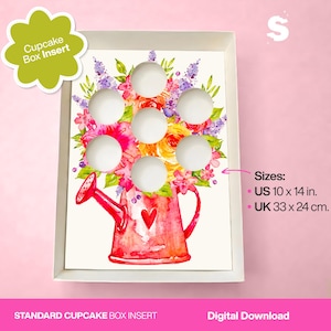 Puede incluir: Un inserto para caja de cupcakes con un diseño de acuarela. El inserto presenta una regadera roja llena de flores coloridas y seis recortes circulares para cupcakes. El inserto está etiquetado como "Cupcake Box Insert".