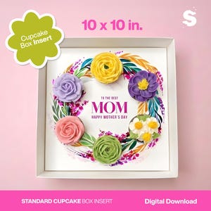 Op de afbeelding: Vierkante cupcake-boxinzet met een bloemenkransontwerp. De krans heeft kleurrijke boterbloemen in geel, paars, roze en groen. De tekst "TO THE BEST MOM HAPPY MOTHER'S DAY" staat in het midden. Afmetingen: 25,4 x 25,4 cm.