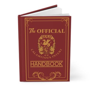 Peut inclure: Un livre à couverture rigide rouge foncé avec des lettres dorées. La couverture affiche le texte The OFFICIAL GUILD OF CALAMITOUS INTENT HANDBOOK, avec un emblème central représentant un dragon et les lettres CI entourés de filigranes dorés.